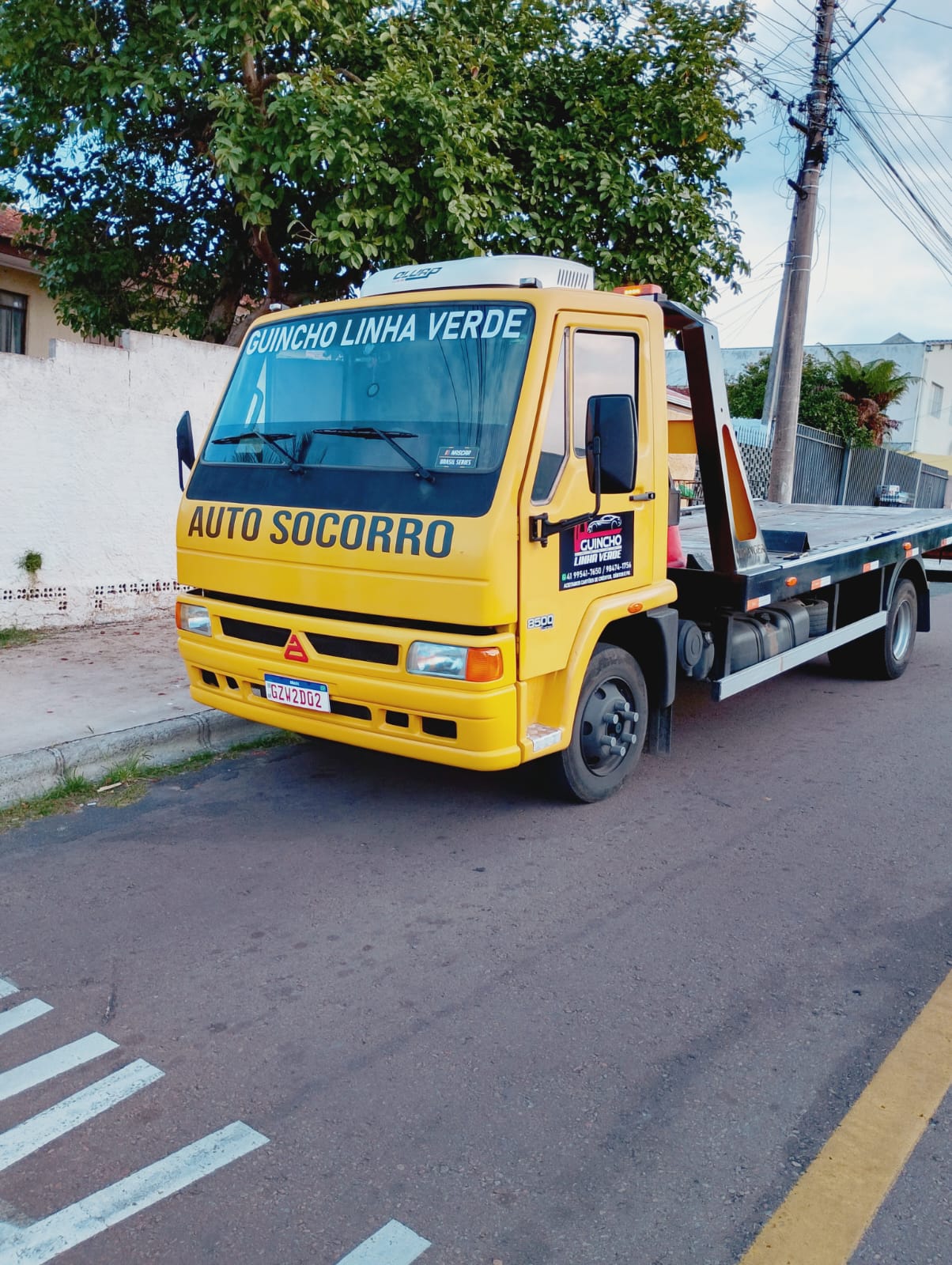 Caminhão guincho Linha Verde com sinalização Auto Socorro