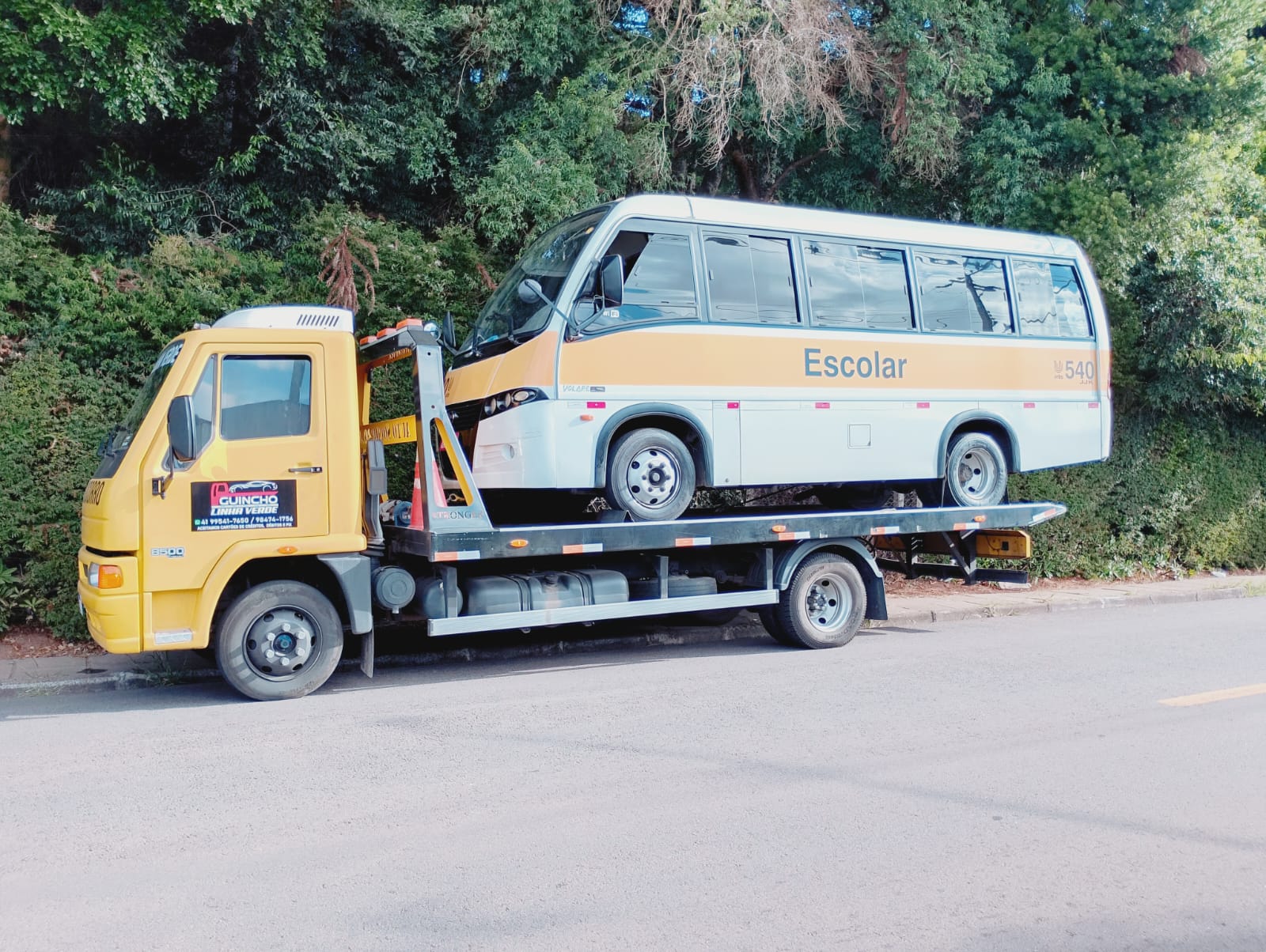 Reboque de micro-ônibus escolar em Curitiba