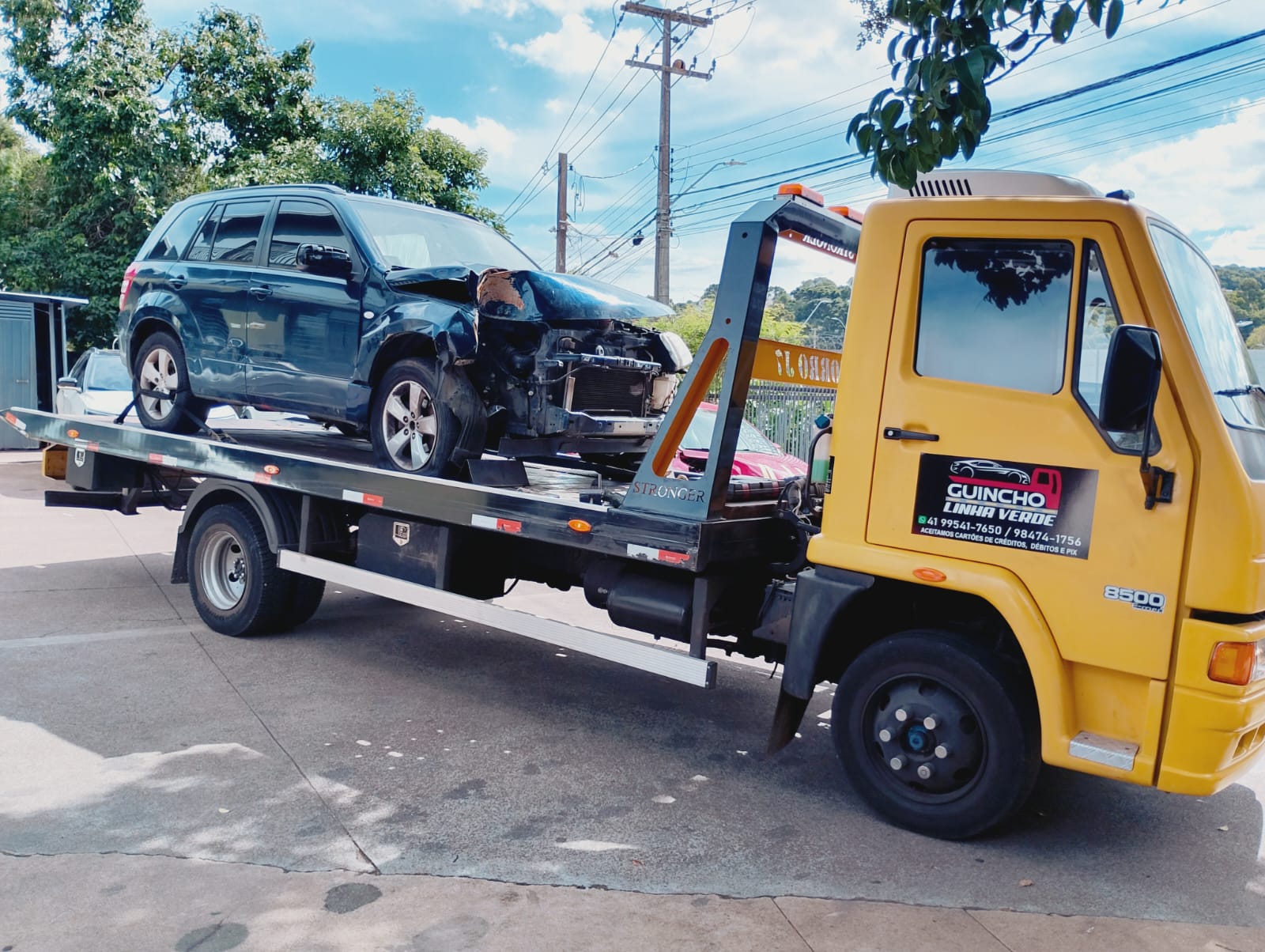 Guincho transportando SUV após colisão em Curitiba